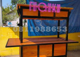 Neon flex custom tulisan FUGUKU warna pink LED terang dengan backing akrilik transparan untuk branding cafe dan bar