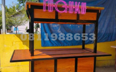 Neon flex custom tulisan FUGUKU warna pink LED terang dengan backing akrilik transparan untuk branding cafe dan bar