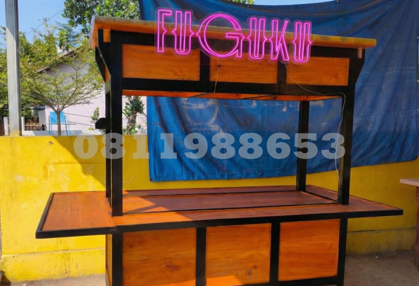 Neon flex custom tulisan FUGUKU warna pink LED terang dengan backing akrilik transparan untuk branding cafe dan bar