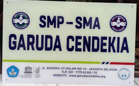 Papan nama sekolah SMP SMA Garuda Cendekia bahan akrilik custom Jakarta