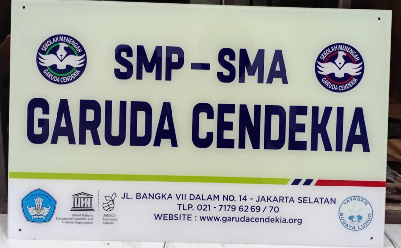 Papan nama sekolah SMP SMA Garuda Cendekia bahan akrilik custom Jakarta