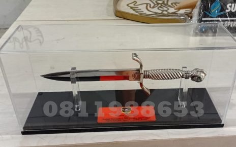 Box akrilik miniatur pisau custom dengan dudukan akrilik dan base hitam untuk display koleksi souvenir atau benda bersejarah