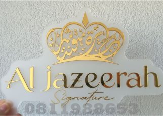 Logo akrilik custom huruf timbul gold mirror desain elegan premium