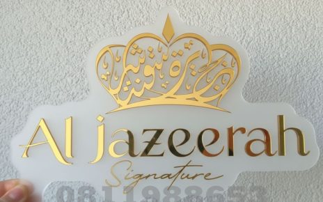 Logo akrilik custom huruf timbul gold mirror desain elegan premium