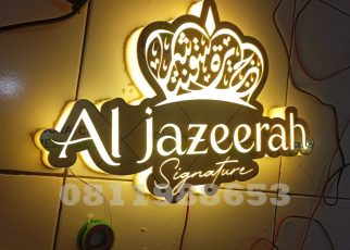 Signage akrilik LED Al Jazeerah Signature dengan huruf timbul menyala warm white elegan
