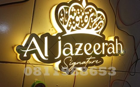 Signage akrilik LED Al Jazeerah Signature dengan huruf timbul menyala warm white elegan