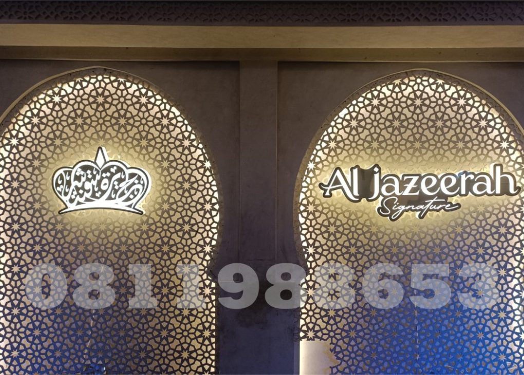 signage huruf timbul akrilik LED warm white interior restoran mewah