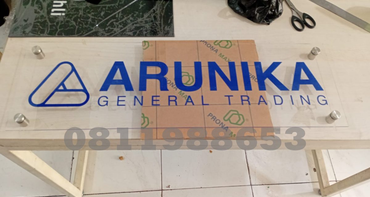 papan nama akrilik arunika general trading desain minimalis untuk kantor perusahaan modern