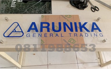 papan nama akrilik arunika general trading desain minimalis untuk kantor perusahaan modern