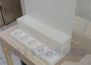 display produk skincare akrilik putih minimalis