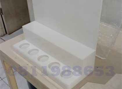 display produk skincare akrilik putih minimalis