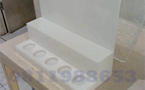 display produk skincare akrilik putih minimalis