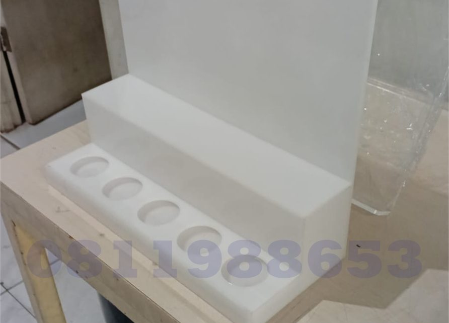 display produk skincare akrilik putih minimalis