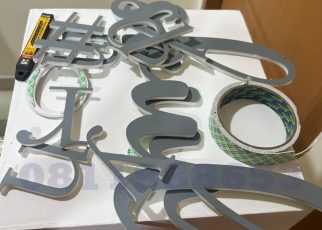 cutting akrilik huruf timbul presisi tinggi