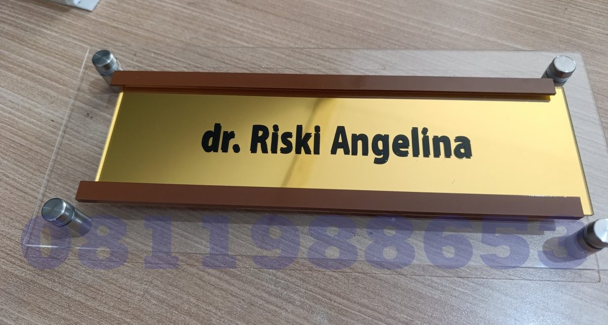 papan nama akrilik custom dokter elegan