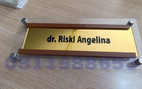 papan nama akrilik custom dokter elegan