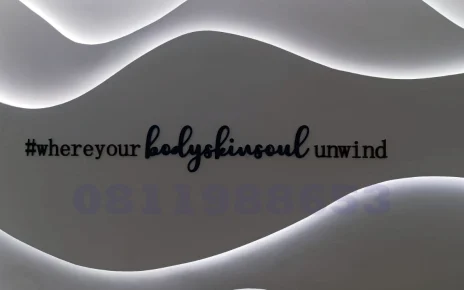 Cutting huruf akrilik custom untuk signage dan branding